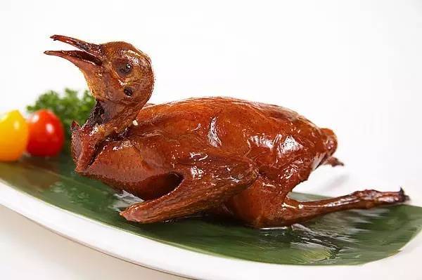  p>卤水乳鸽,取精选的大皇鸽,切去脚爪,洗净.