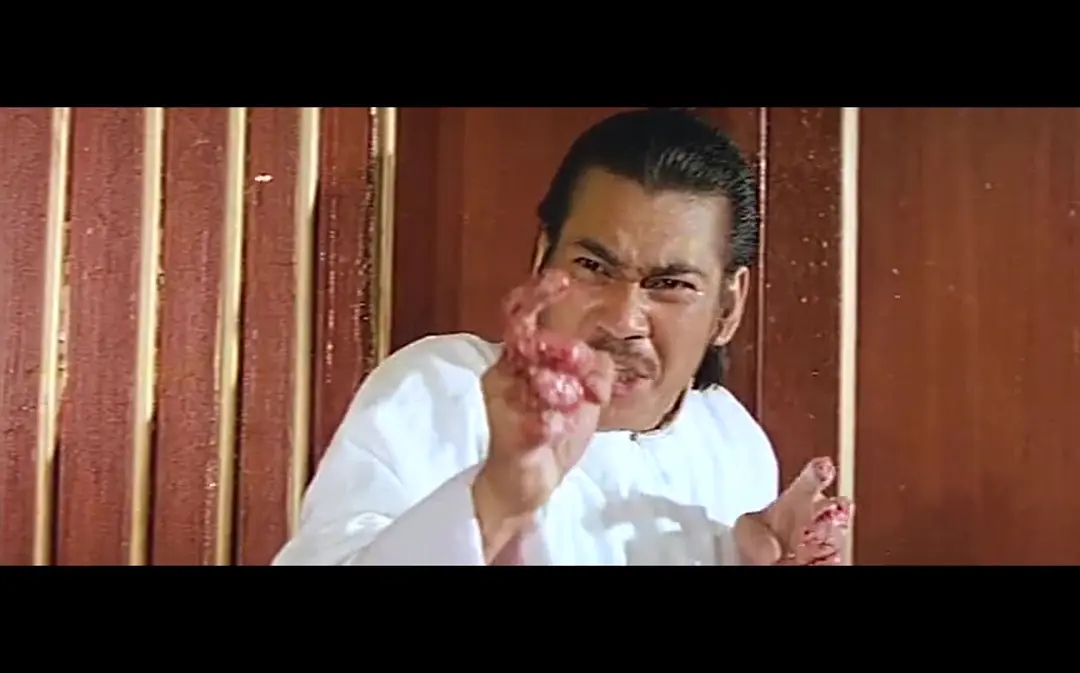 影片讲述了在龙蛇混集的小镇上"擒拿手"王进勇,错