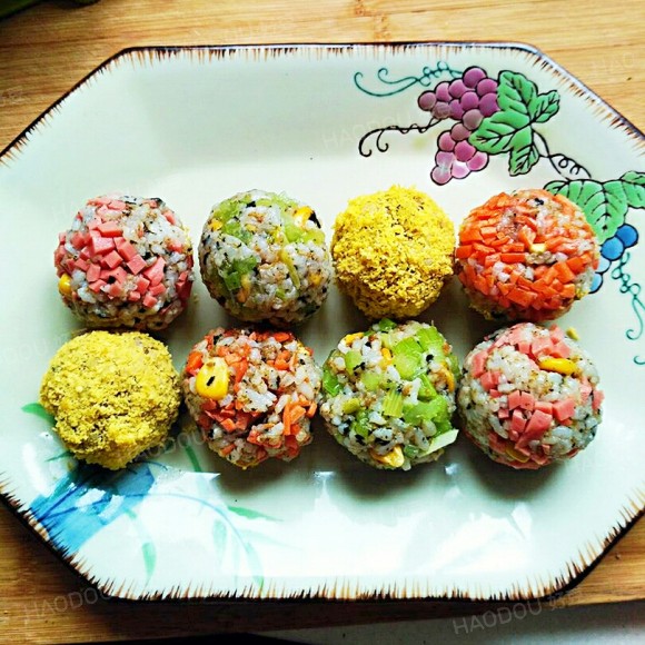  p>健康美味的营养彩色饭团是一道菜品,主料是白糯米,血糯米和黑米