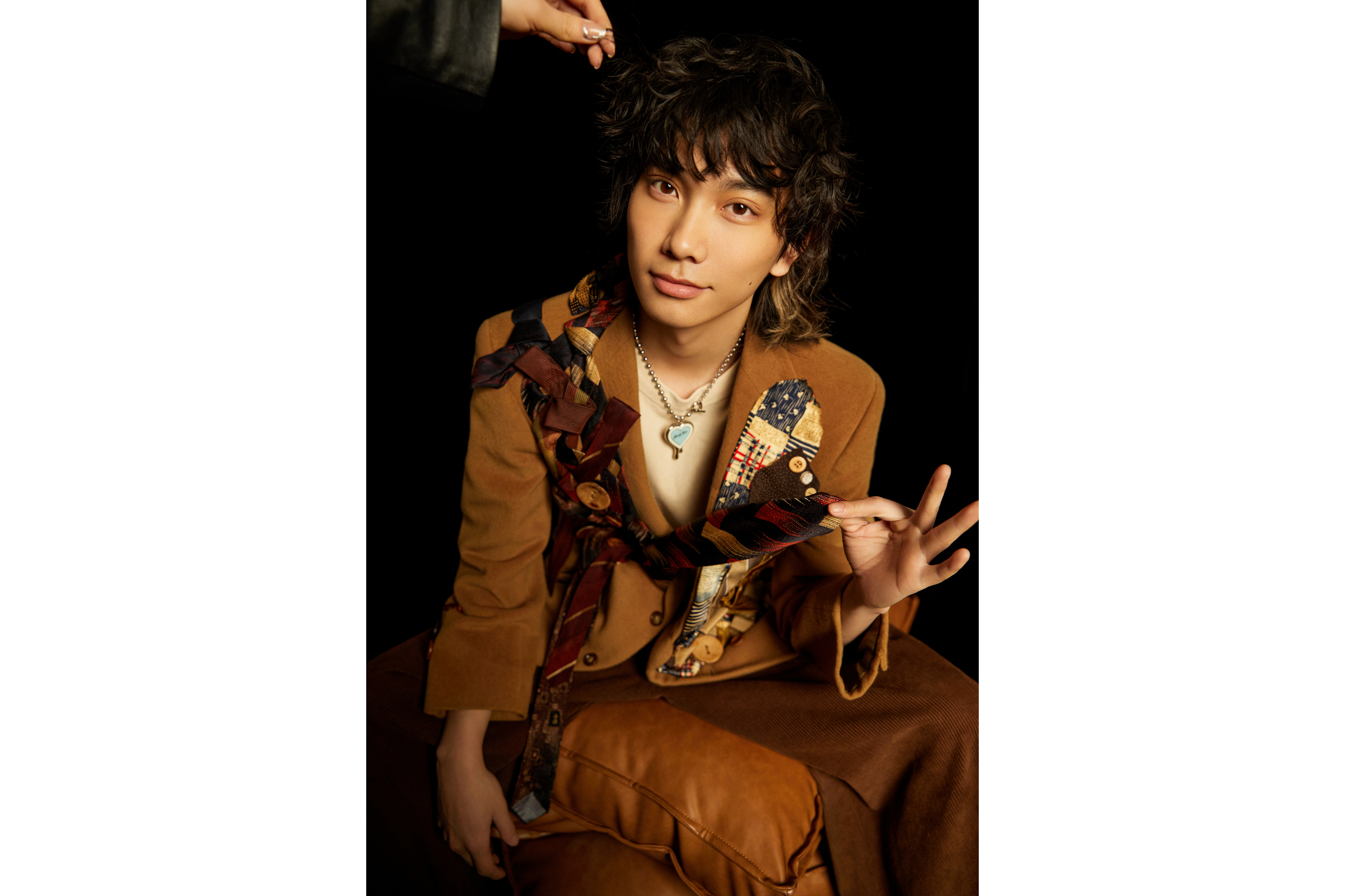  p data-id="gnwg1eu4to">达西(darcy),本名高翔,中国内地男歌手.