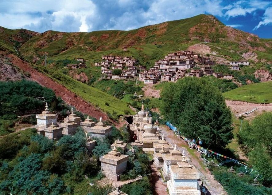  p>萨嘎日初宝塔林 位于 a target="_blank" href="/item/察雅县