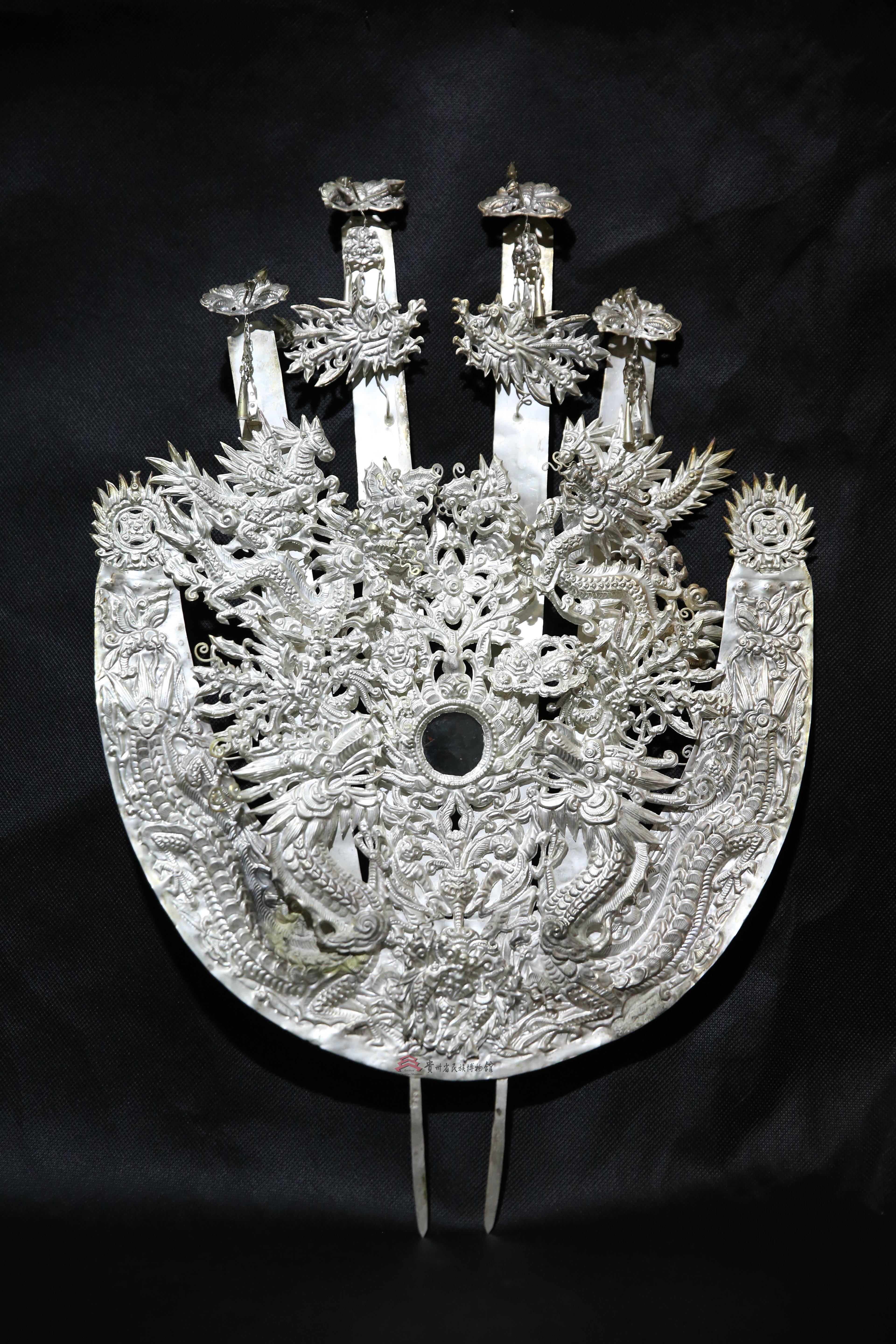 当代施洞苗族银角插牌