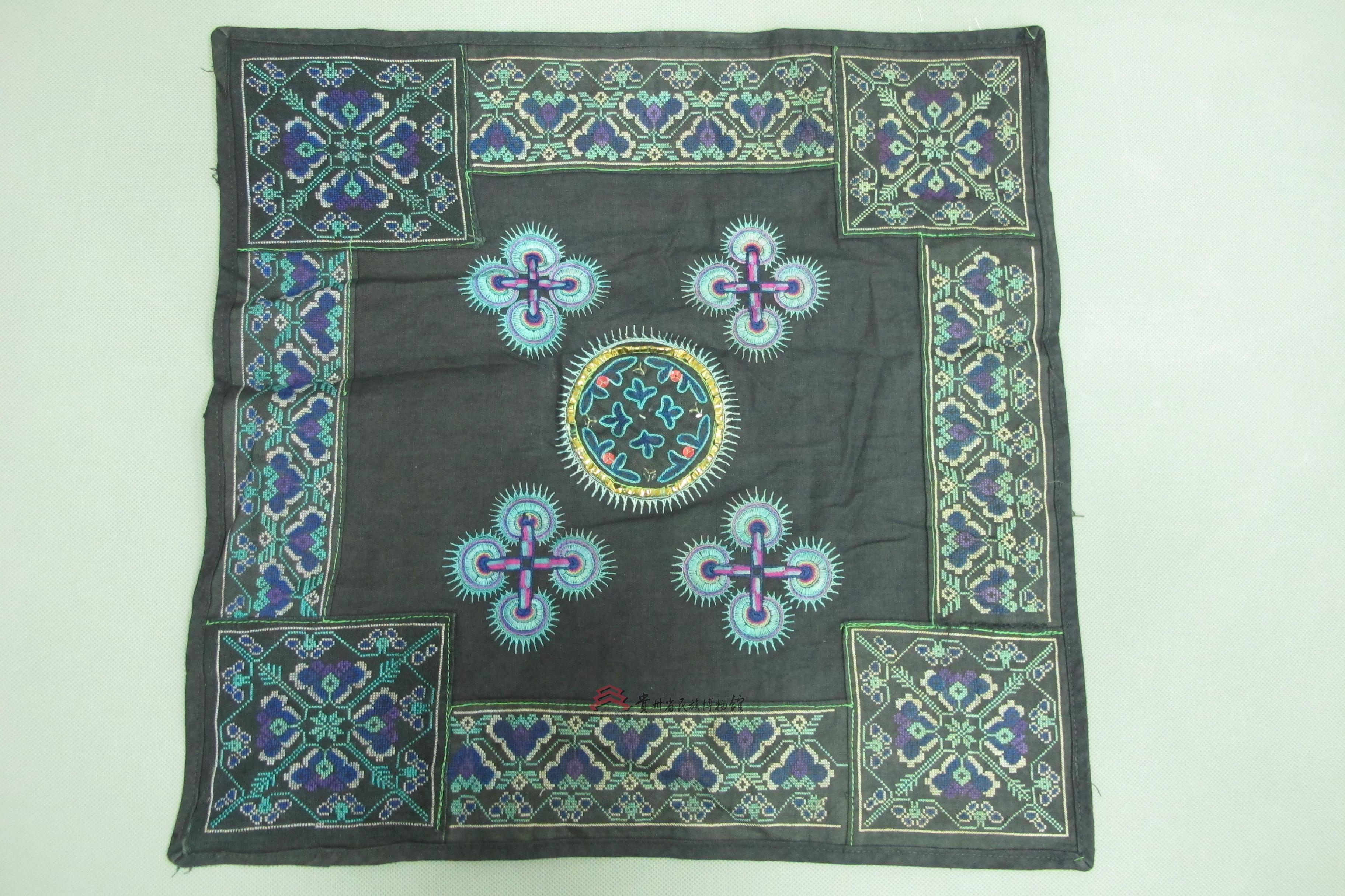 当代黎平侗族青布平绣太阳花纹背带盖