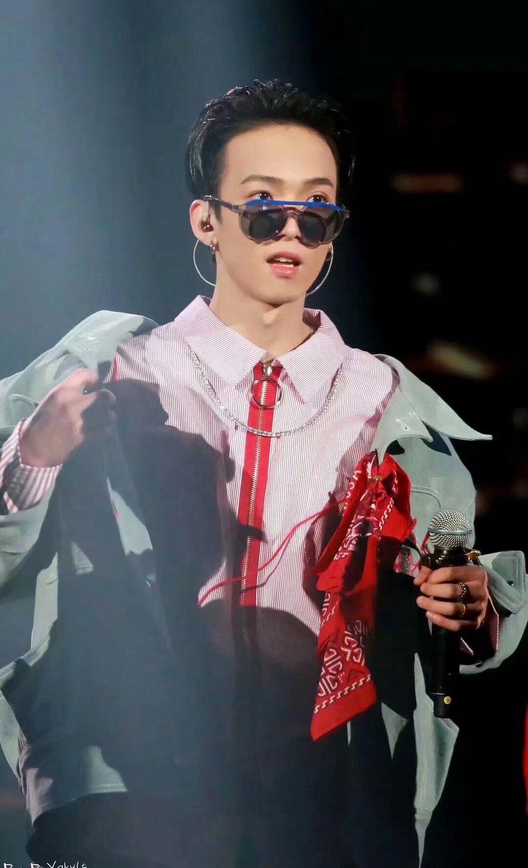  p data-id="gnx6f2a5wp">tizzy t,本名谢锐韬,1993年2月22日出生于