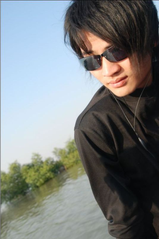 艺名:dj熊波,3月6日生于湖南郴州,毕业于郴州新华学校,中国内地男歌手