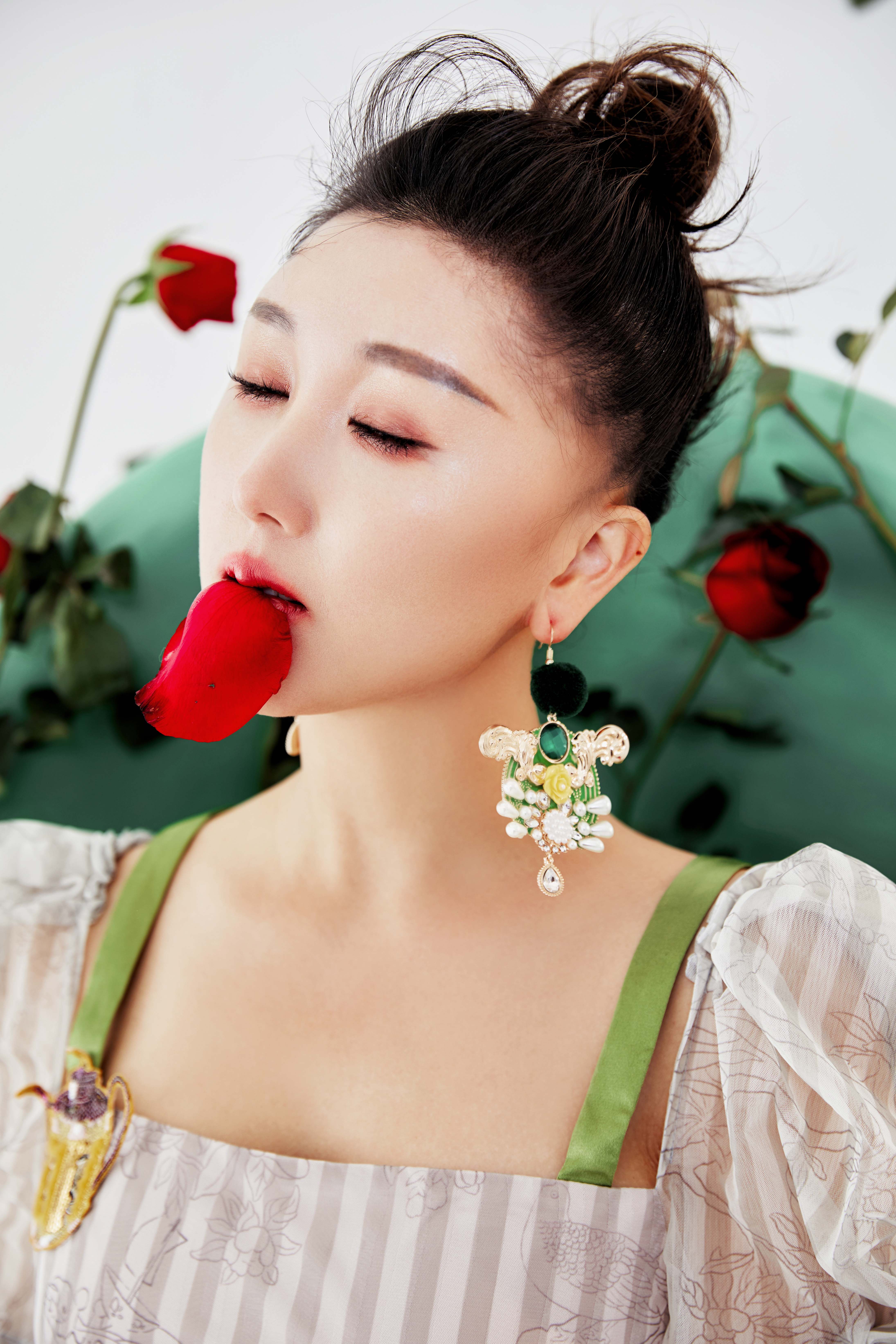  p>蒋雪儿(snow),1987年2月25日出生于中国四川,中国内地流行乐女歌手