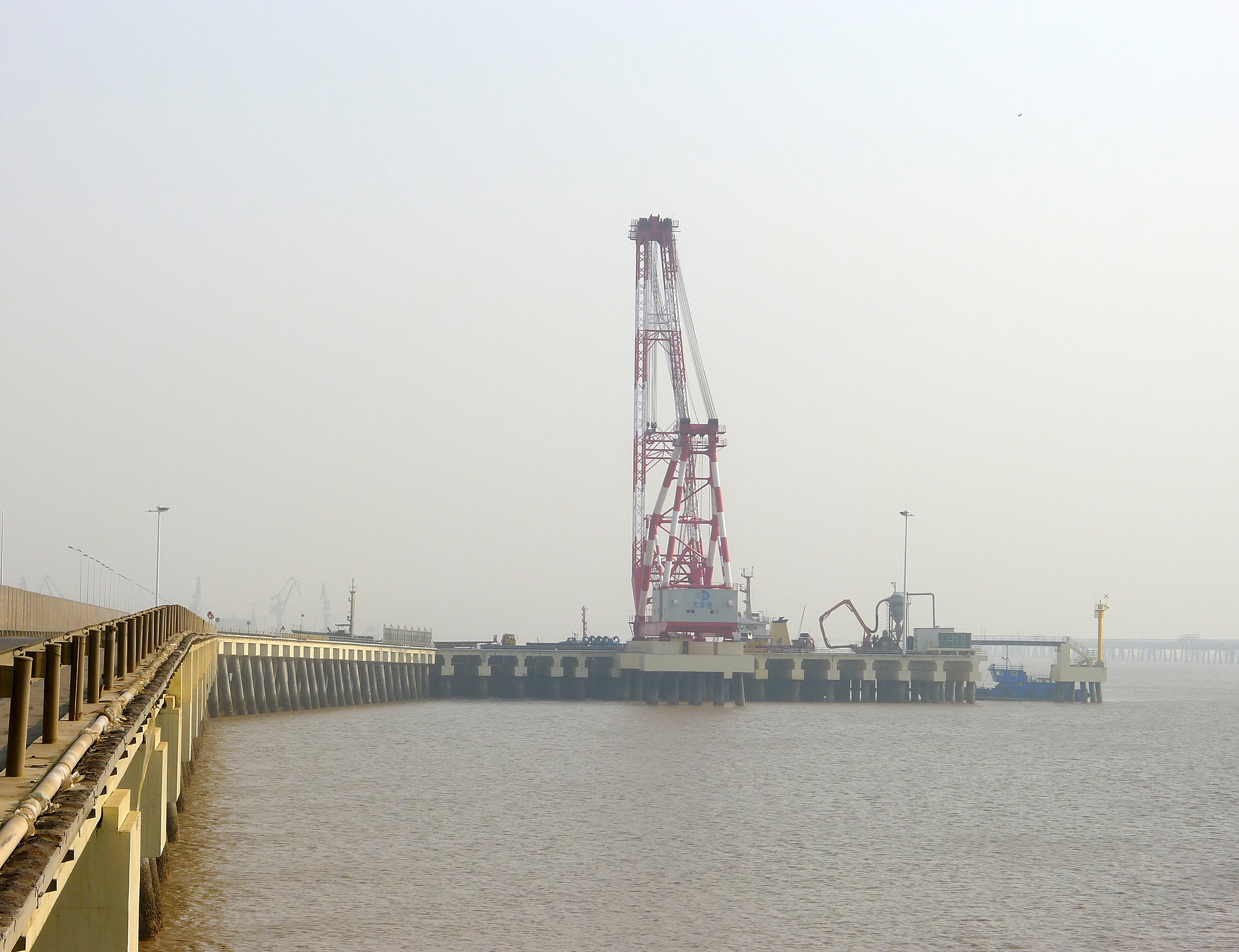 xp">盐城港大丰港区处于江苏省1040公里海岸线港口空白带的中心位置
