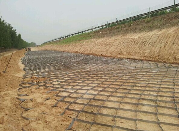 风沙地区路基宜在少风,风速较小或有雨季节分段集中施工,并在大风