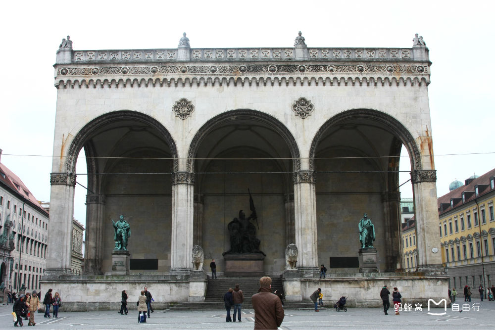 统帅堂坐落于巴伐利亚首府 a target="_blank" href="/item/慕尼黑