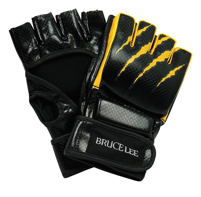 综合格斗比赛使用分指拳套,赛事规则既允许站立打击,亦可进行地面缠斗