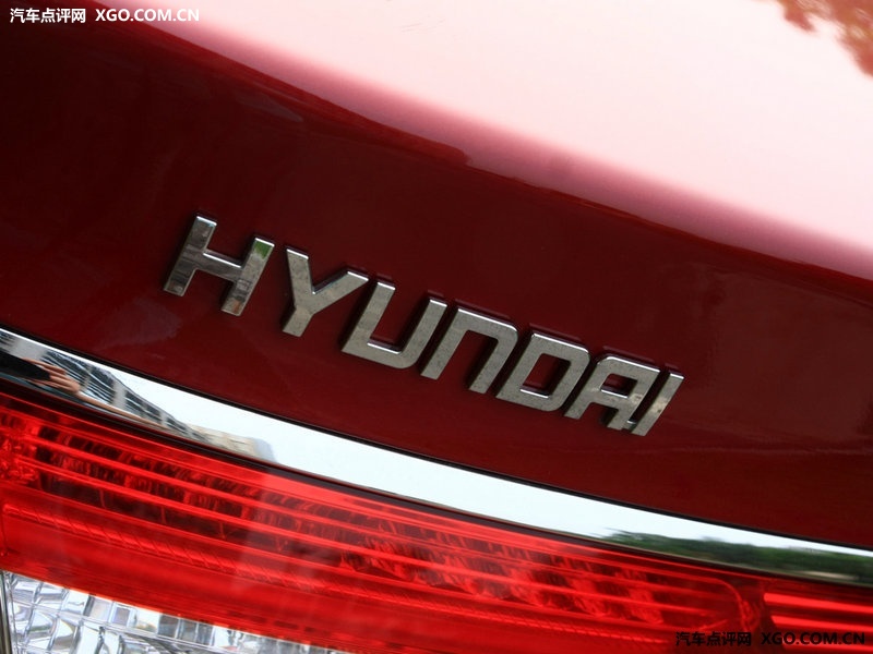  p>雅尊是韩国现代公司推出的前轮驱动模式高级轿车,从1986年开始生产