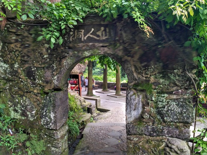  p>仙人洞距 a target="_blank" href="/item/抚松县/5210058" data