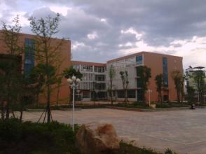 2014年8月15日,学校整体搬迁至位于信丰县城文体新区的新校区. /p>