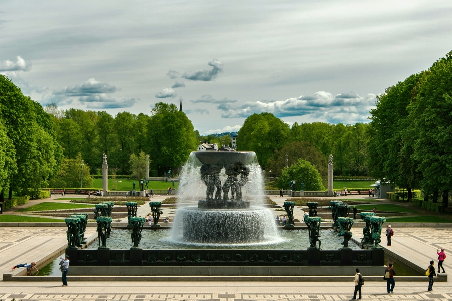  p>维格兰雕塑公园(vigelang park)又被称为福洛格纳( frognerpark)