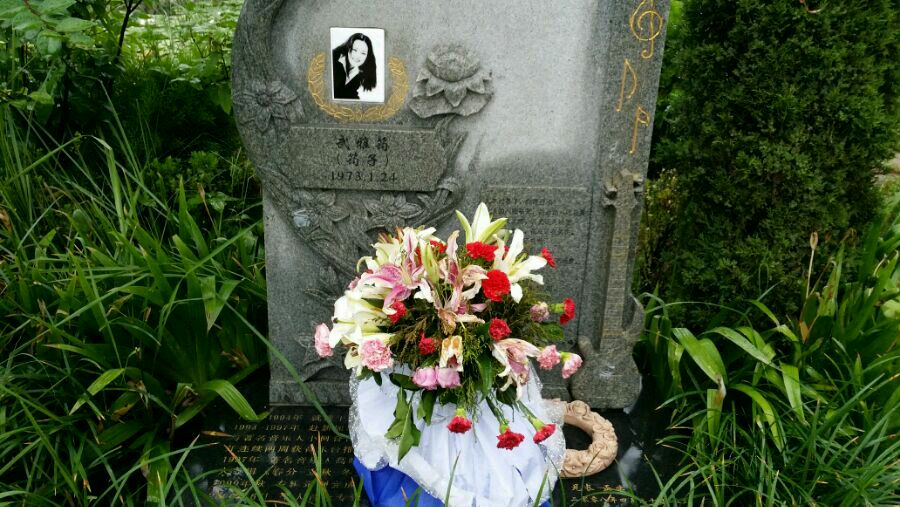  p>筠子(1973年1月24日-2000年9月10日),原名武雅筠,出生于新疆,中国