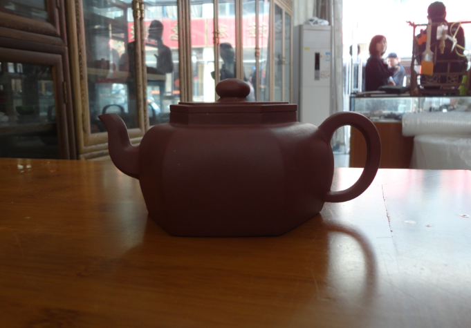  p data-id="gnfnzfqh33">吴建芳,紫砂工艺美术师,1966年3月出生于