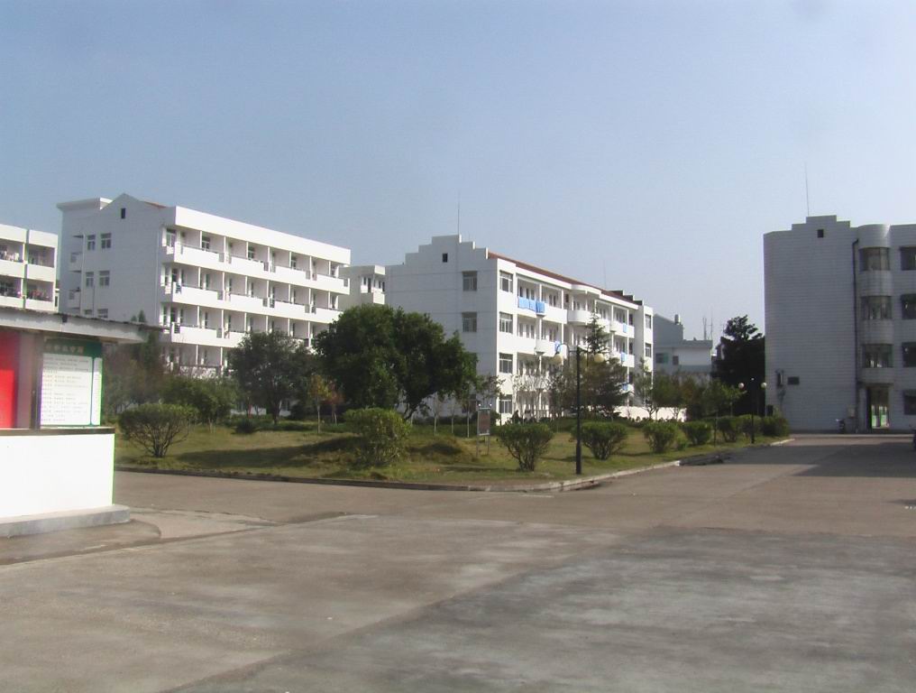  p>浙江省天台平桥中学,创建于1938年,原名上海私立育青中学平镇分部