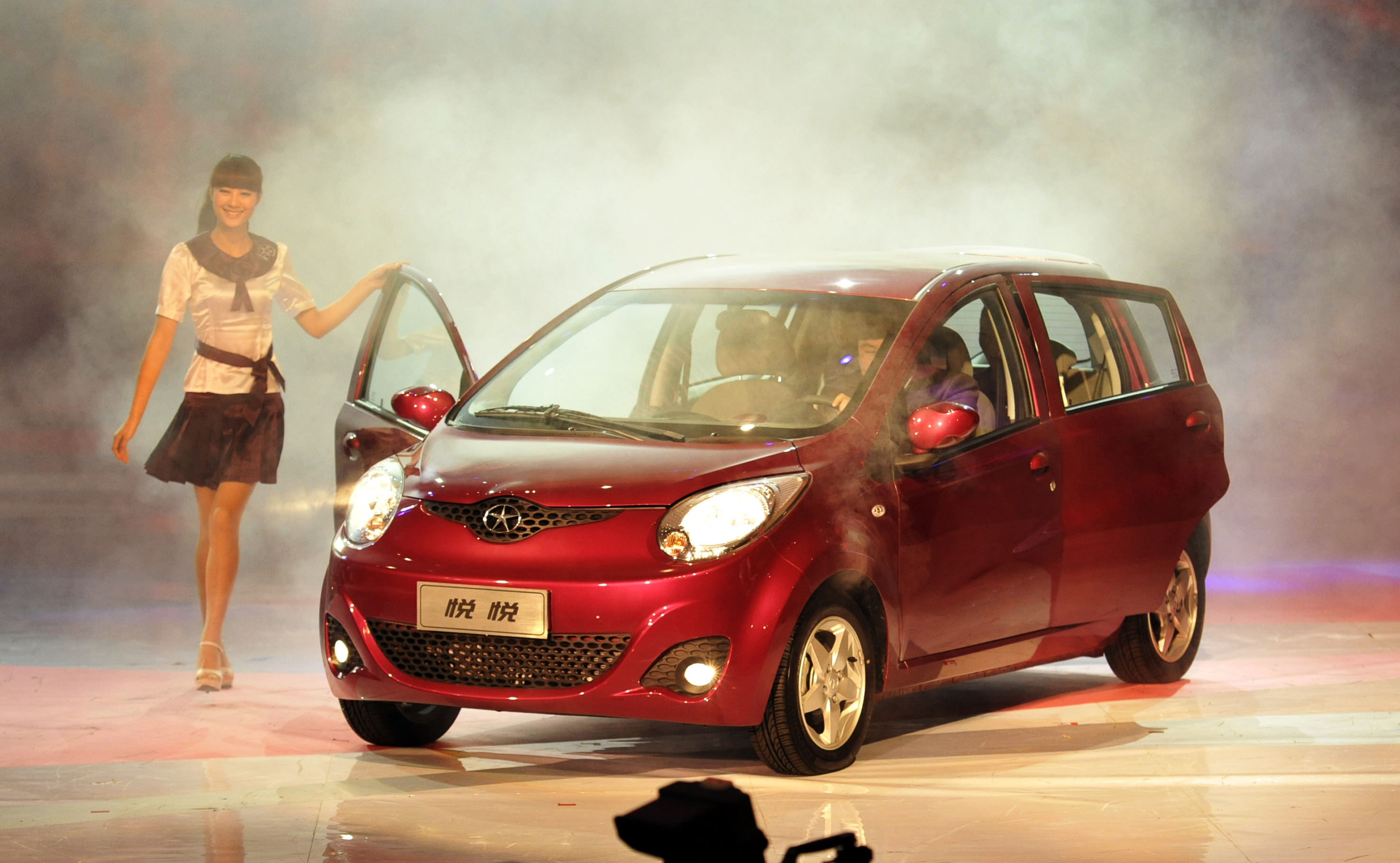  p>江淮悦悦轴距为2390mm,拥有同类型产品中最长的轴距,这不单成为了