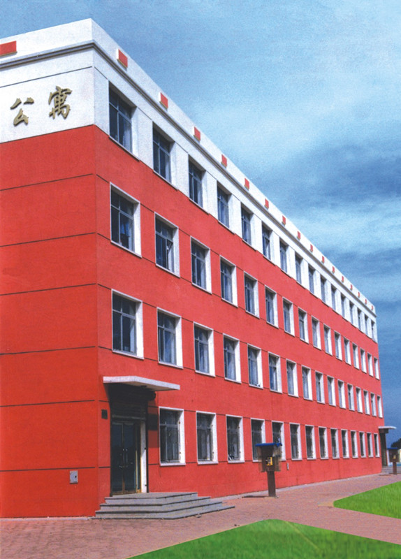 黑山中学是黑山县唯一一所完全中学,黑山中学连续多年被评为县示范性