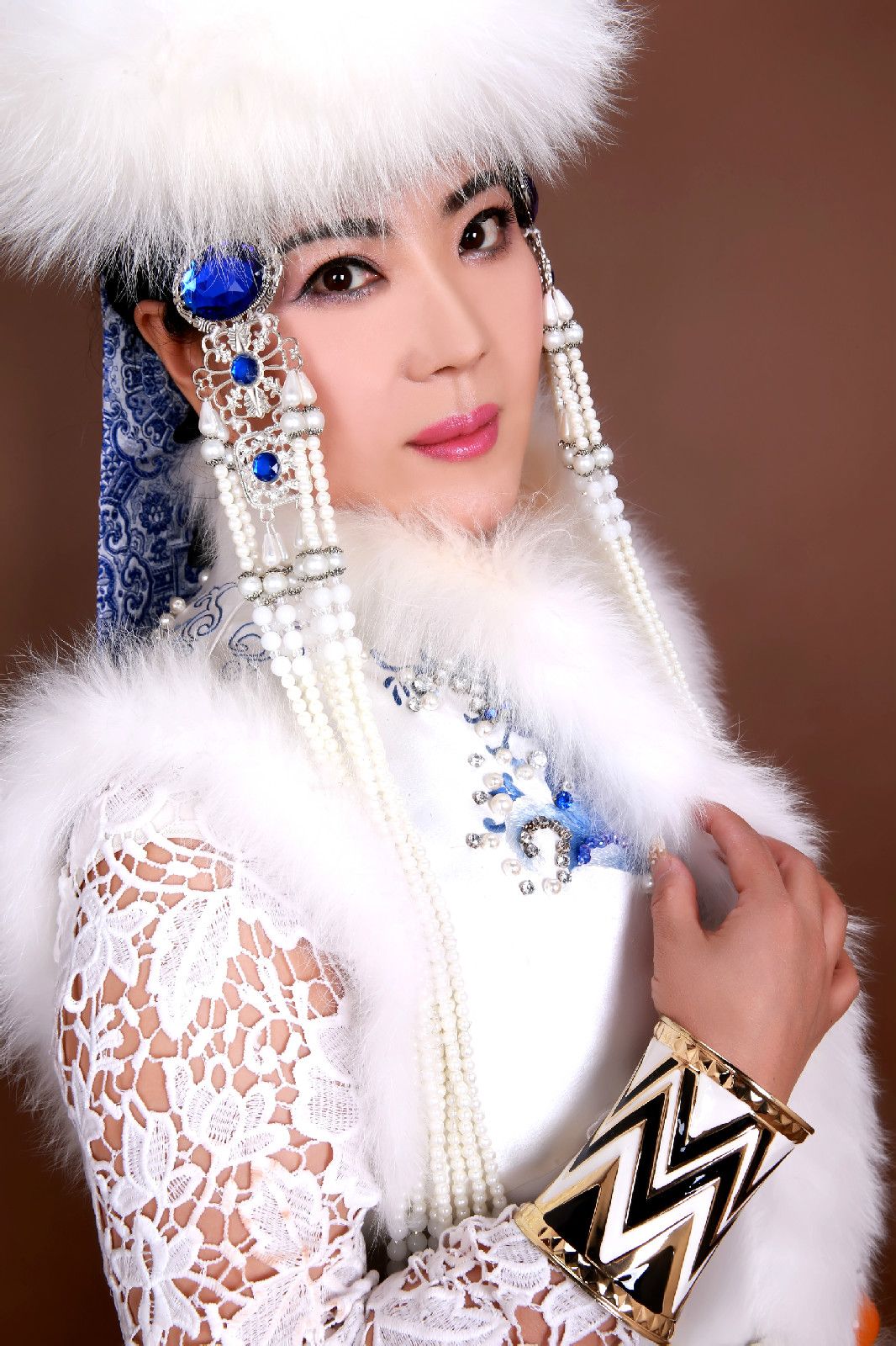 blank" href="/item/东方神骏/6885540" data