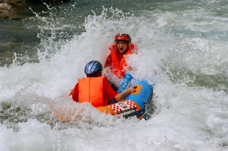  p>花水湾冰火漂流位于成都市大邑县花水湾镇出江河,漂流途中穿越:晚