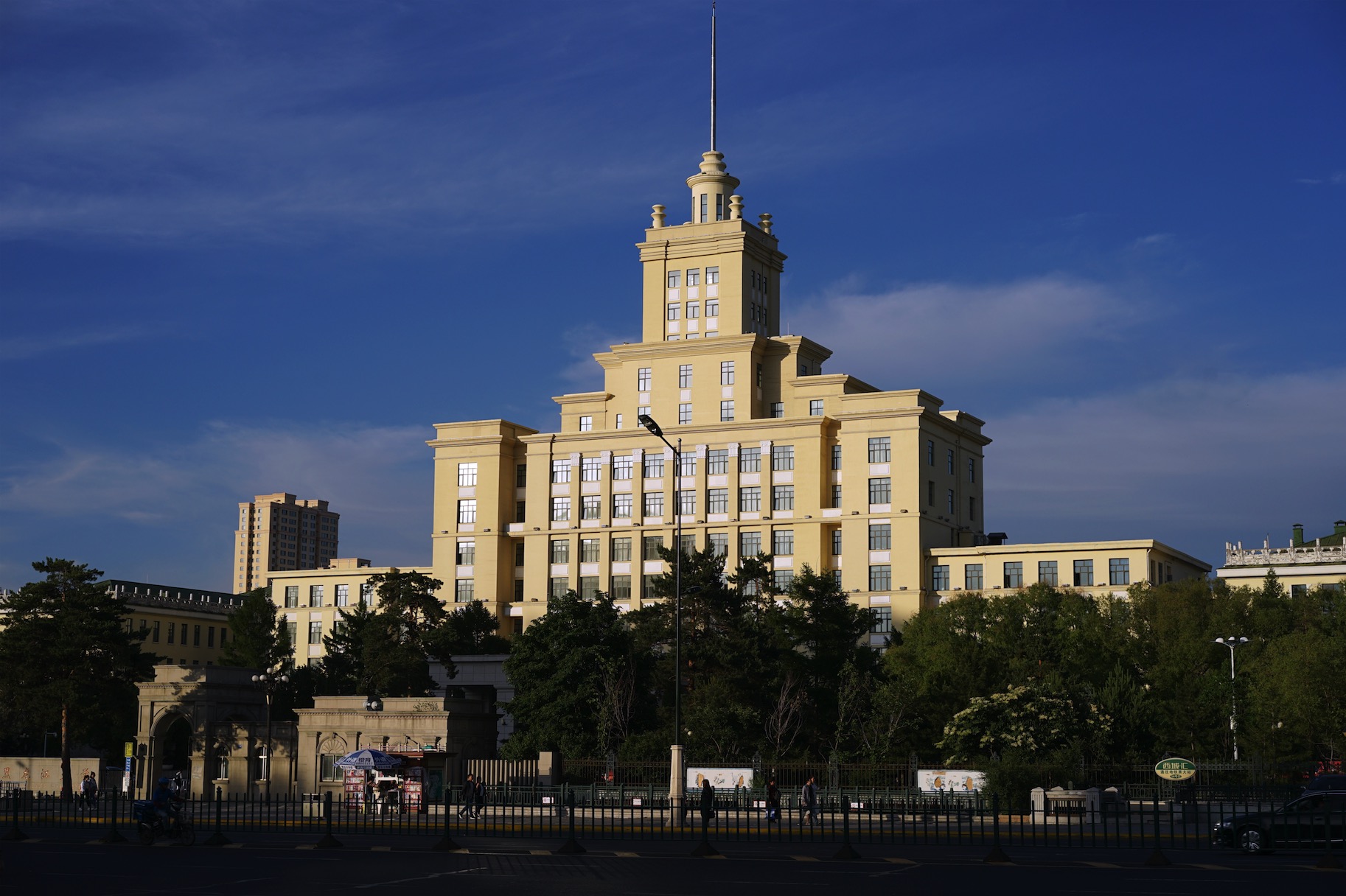  /i>)坐落于 a target="_blank" href="/item/哈尔滨市/129324" data