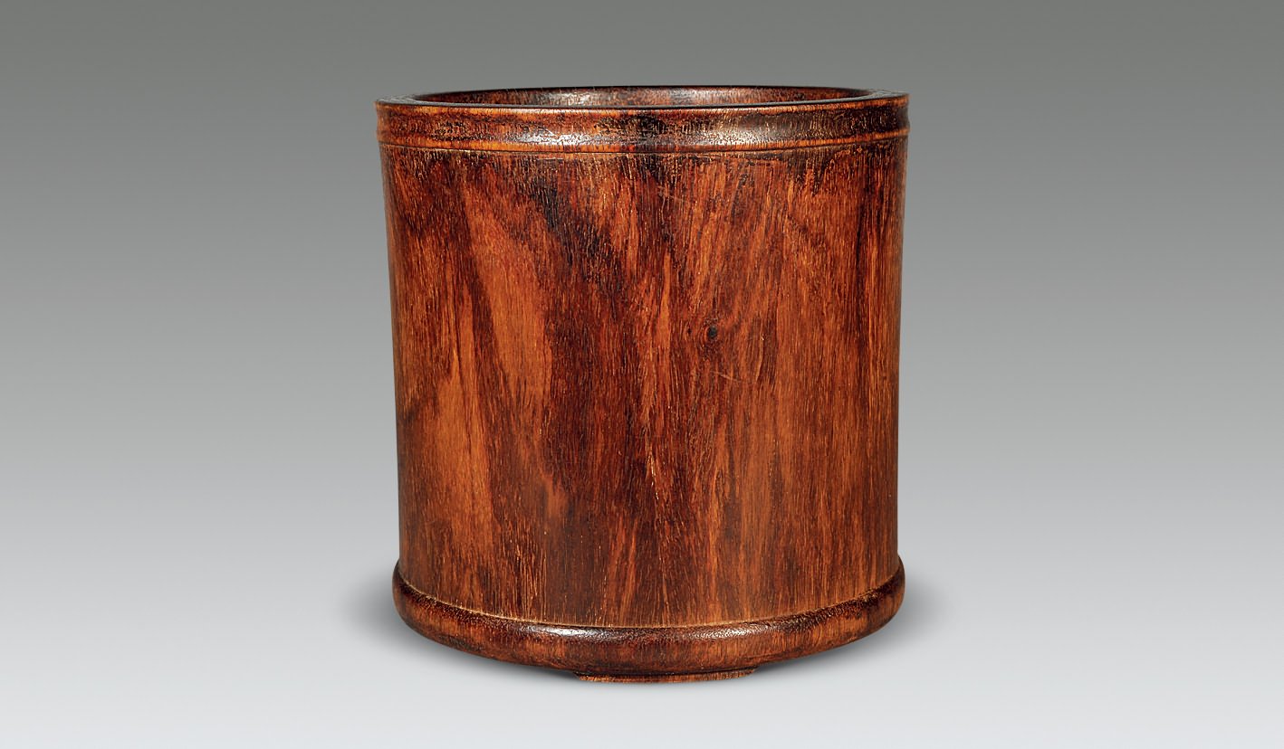 敞口,圆腹,平足;形制端庄典雅,器物表面光素无纹,材质为黄花梨,通体有