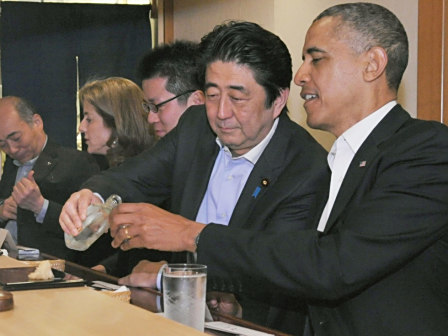 <p>安倍给时任美国总统奥巴马斟酒