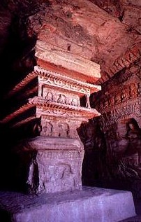 常见的建筑类型有佛寺佛塔和石窟,从东汉末年经三国两晋到南北朝,是