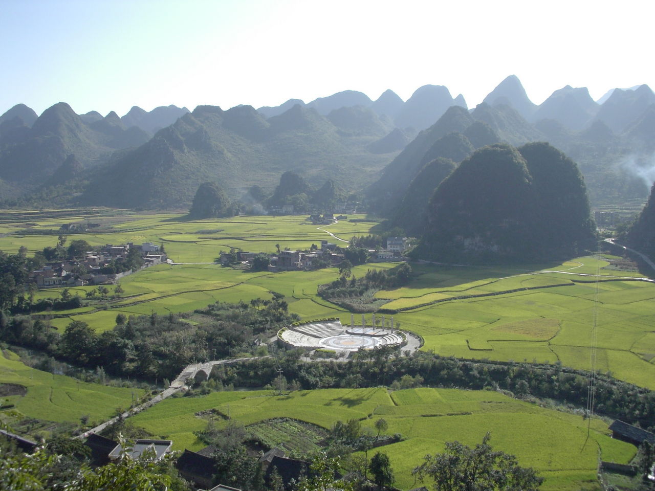 lemmaid="929235">碳酸盐岩 /a>,石膏,岩盐等)进行以化学溶蚀作用为主