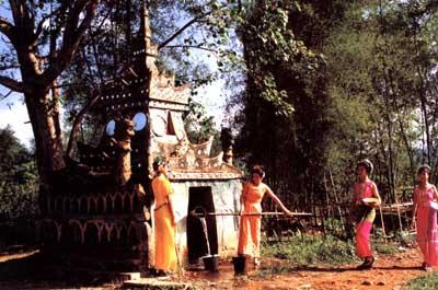  p>傣乡古井是西双版纳傣族村寨旁的水井建筑. /p>