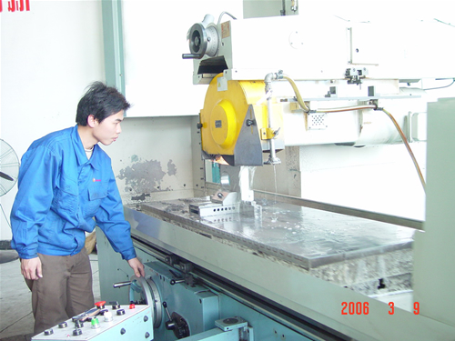 data-lemmaid="33052">操作 /a>磨床,进行工件磨削加工的人员