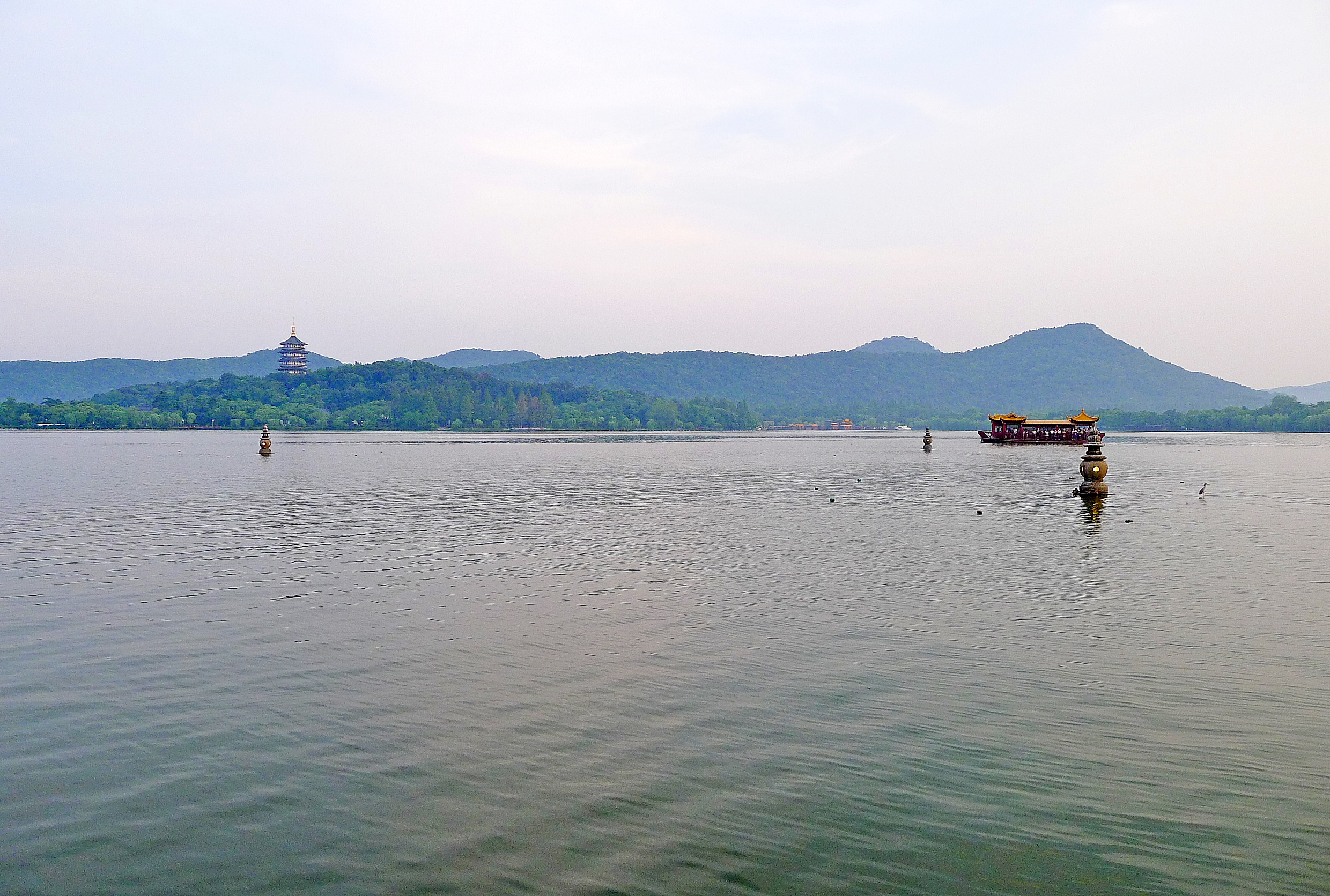  p>杭州西湖风景名胜区,位于浙江省杭州市中心,分为湖滨区,湖心区