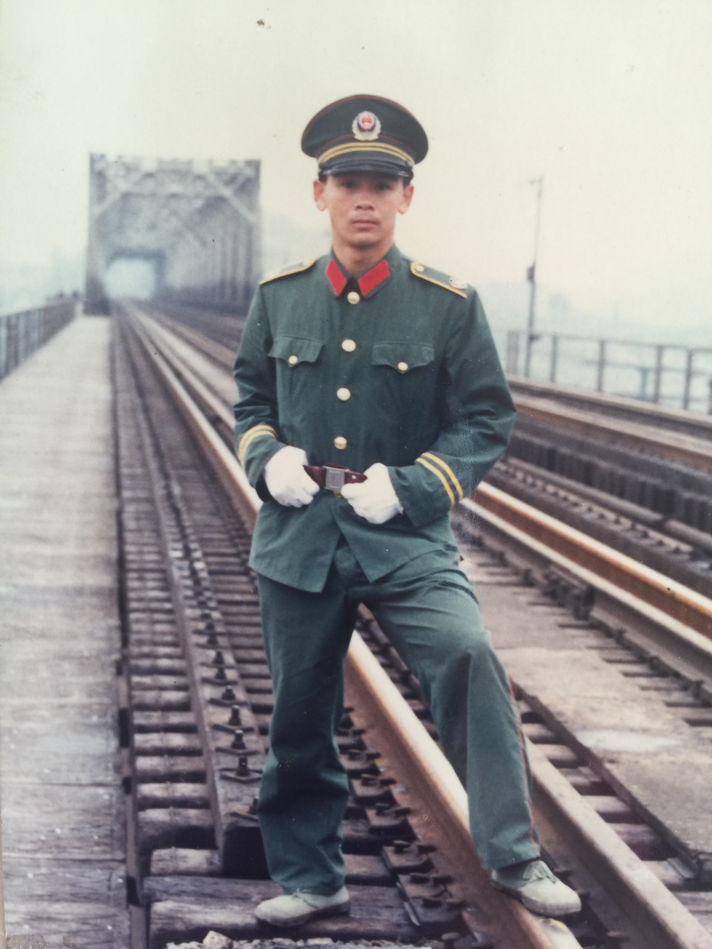 男,中共党员,出生1966年,86年毕业于东风中学,87—90年服役于重庆武警