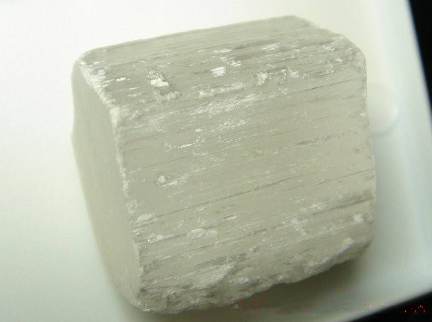  p>硼钠钙石,无色,微透明,玻璃光泽.解理{110}完全.性脆.硬度3.5.