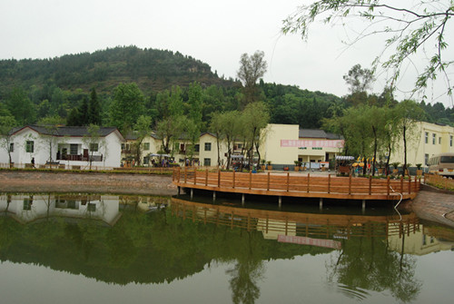  p>四川省平昌县元山镇中岭村,2015年全村建成"巴山新居"聚居点5个