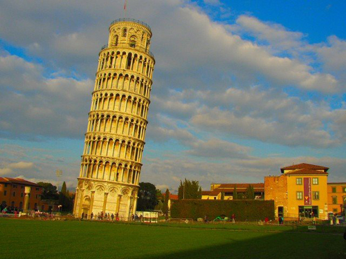 torre pendente di pisa或torre di pisa,英语:leaning tower of pisa