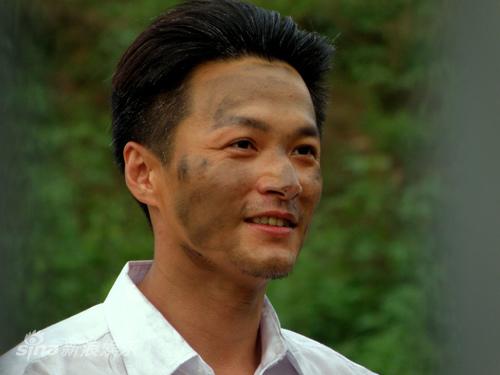 五星红旗迎风飘扬