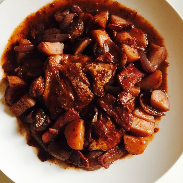 芝麻粉红酒焖鸡