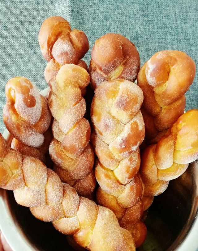  p>烤麻花,作为大家生活的一种休闲食品,是油炸的. /p>
