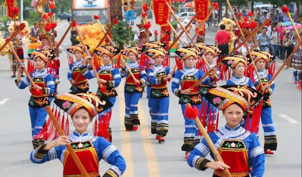 p data-id="gnb0rqtdta">壮族打扁担,又称壮族扁担舞, a target="