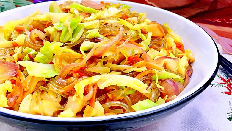  p data-id="gn70zp7yvd">湘菜包菜炒粉丝是一道以包菜,龙口粉丝为