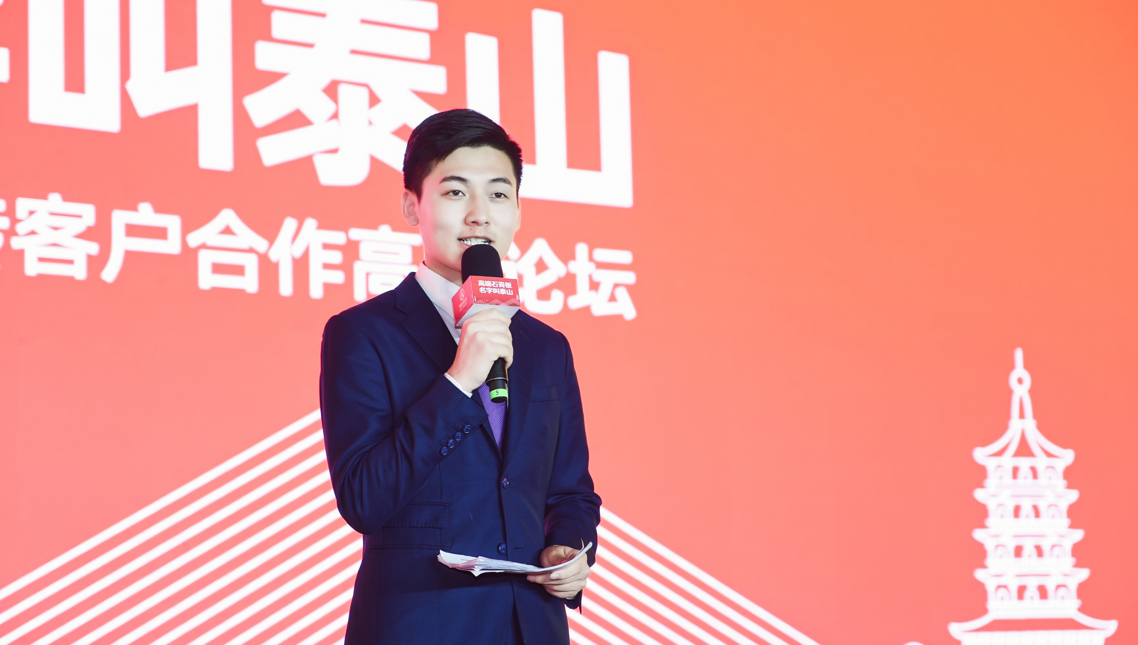 awptnd">李力,原名李中力, /span>出生于山东菏泽,中国内地男主持人