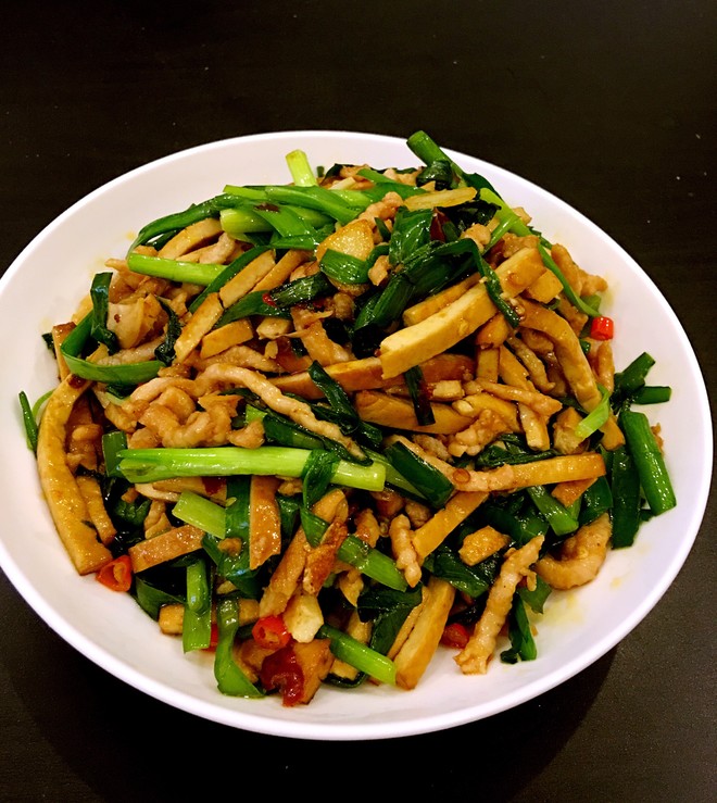  p>韭菜香干炒肉丝,是一道家常菜,制作原料主要有韭菜,豆腐干,猪肉.