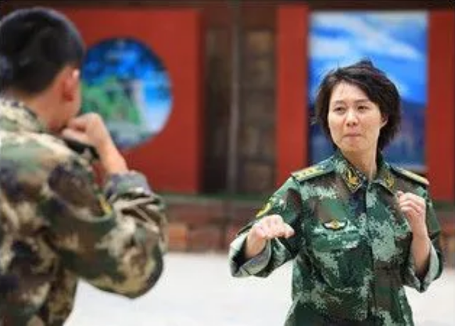 霸王花雷敏：15岁入特警队，后获大校军衔，却甘愿嫁给成都一保安_百科TA说