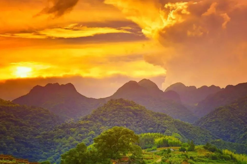 "睡美人"山位于龙岩市新罗区江山风景区西部,由岩顶山,大门崎,笔架