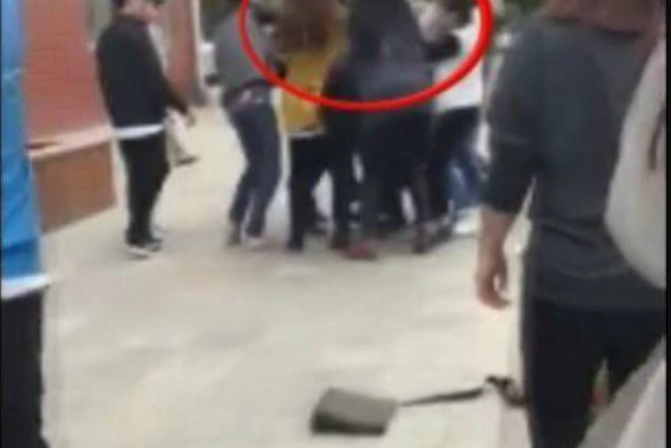 郑州女老师围殴男生事件