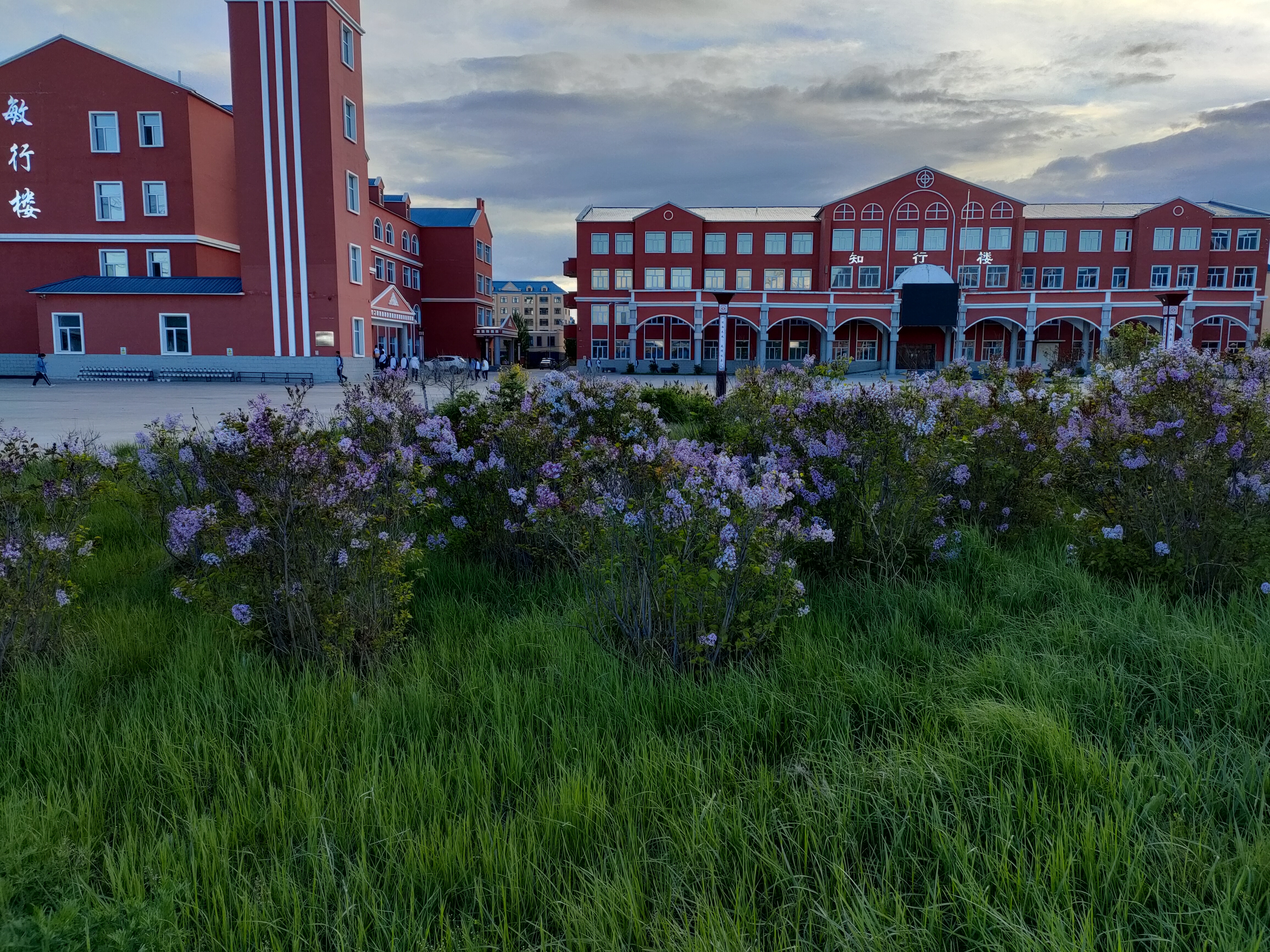  p> a target="_blank" href="/item/额尔古纳一中/16252271" data