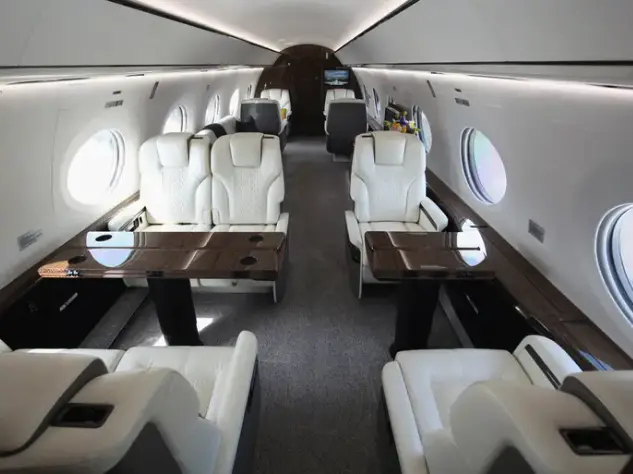  p>湾流g700,是由湾流公司制造的特制私人飞机,机长33.48米,高7.