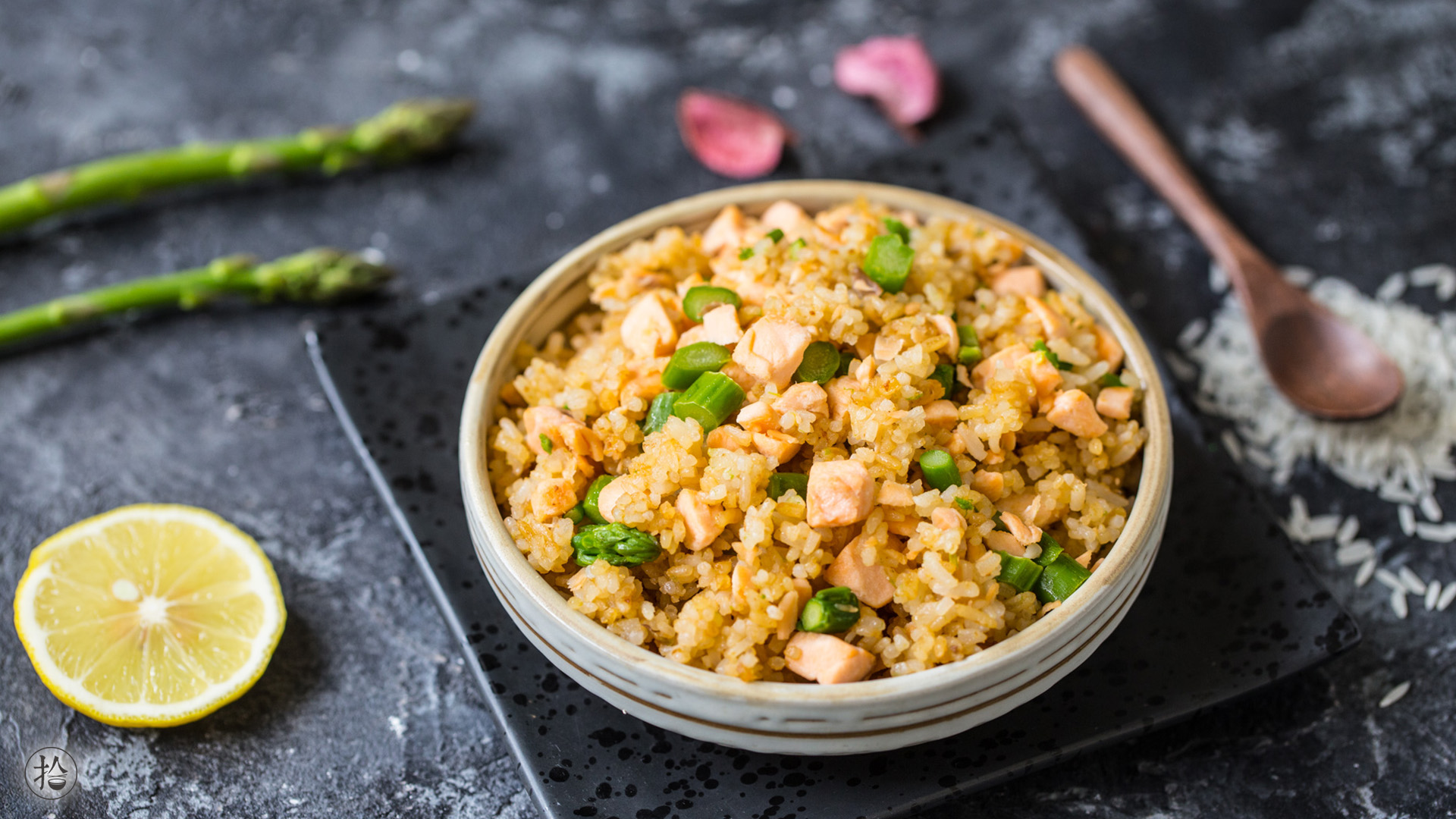  p>三文鱼炒米饭是一道以三文鱼,米饭为主要食材制作的美食. /p>